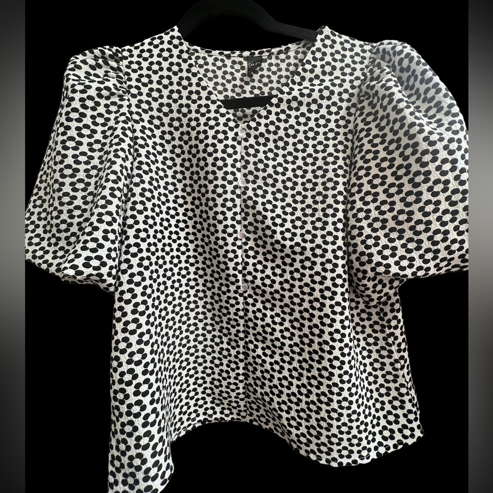 💐DAZY. Floral V-neck Blouse with faux pearl buttons in front. Super cute!!!!